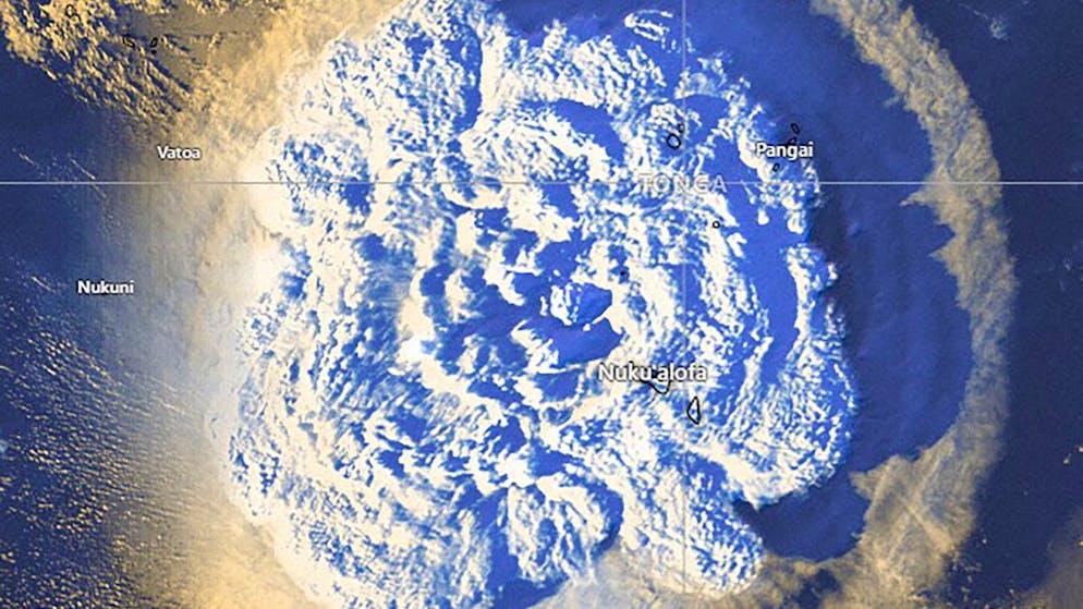 Un énorme champignon de fumée et de cendres, et une vague immédiatement déclenchée: une image satellite prise après l'éruption massive – entendue jusqu'à des centaines de kilomètres – samedi au volcan sous-marin Hunga Tonga-Hunga Ha'apai.