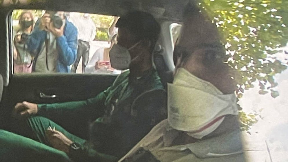 Novak Djokovic stamani al suo arrivo all'albergo per persone in situazione irregolare a Melbourne.