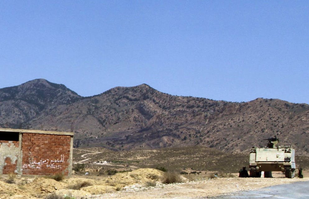 Sur cette photo d'archive du 25 juin 2013, un véhicule blindé de transport de troupes tunisien patrouille près de la montagne Jebel Chaambi. Des militants avaient mené deux attaques simultanées contre des postes de l'armée, tuant au moins 14 soldats.