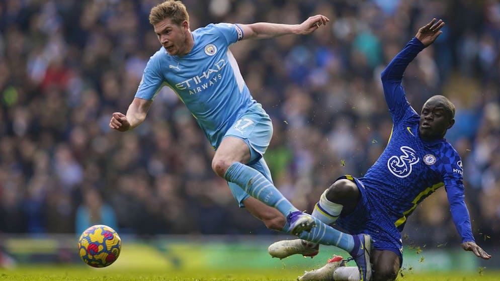 Manchester City's Kevin De Bruyne, left, gets past Chelsea's N'Golo Kante on his way to scoring the opening goal during an English Premier League soccer match between Manchester City and Chelsea at the Etihad stadium in Manchester, England, Saturday, Jan. 15, 2022. (AP Photo/Dave Thompson)