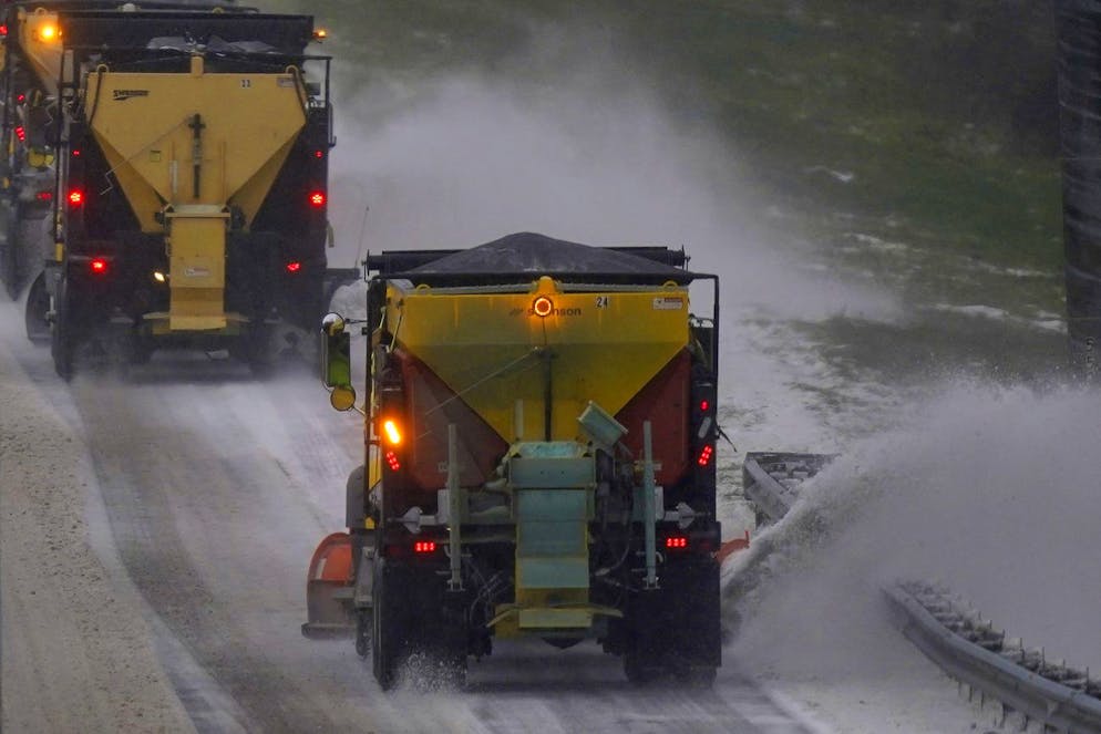 Les chasse-neige enlèvent la neige et la glace de l'Interstate 85/40 alors qu'une tempête hivernale traverse la région près de Hillsborough, en Caroline du Nord, le dimanche 16 janvier 2022.