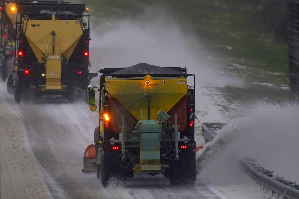 Les chasse-neige enlèvent la neige et la glace de l'Interstate 85/40 alors qu'une tempête hivernale traverse la région près de Hillsborough, en Caroline du Nord, le dimanche 16 janvier 2022.