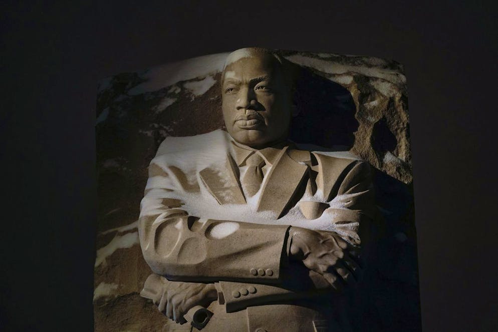 La neige recouvre le Martin Luther King Jr. Memorial à Washington, dimanche 16 janvier 2022.