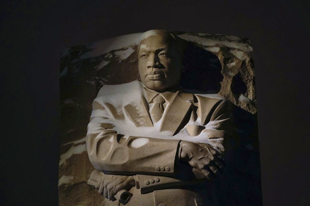 La neige recouvre le Martin Luther King Jr. Memorial à Washington, dimanche 16 janvier 2022.