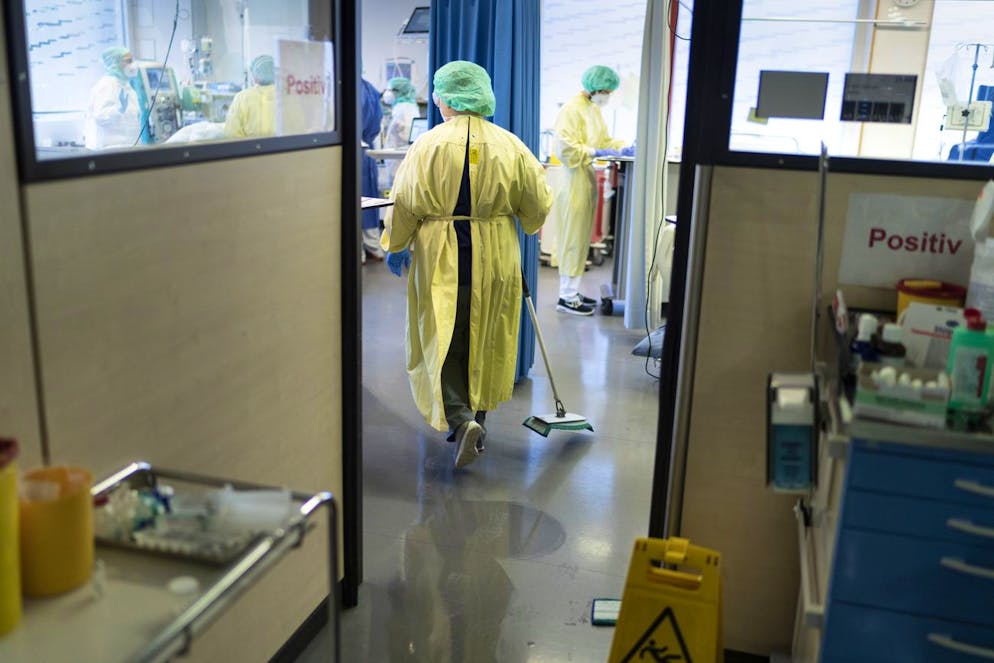 Eine Reinigungsfachfrau reinigt den Boden auf der Covid-19-Intensivabteilung im Stadtspital Triemli am 10. Dezember 2020 in Zuerich. (KEYSTONE/Gaetan Bally)