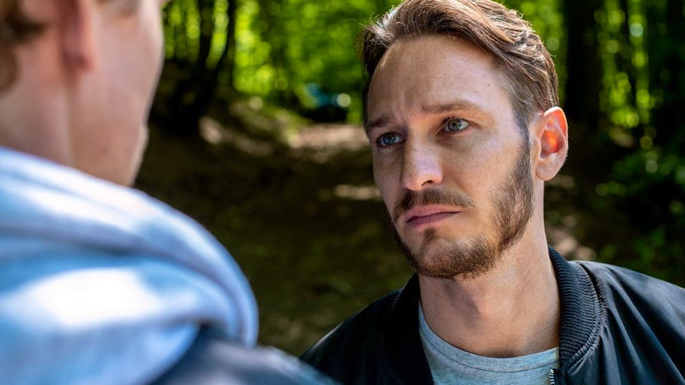 Gibt es tatsächlich völlig unbekannte Tiere und Gifte?. Zwischen diese beiden Kommissare passt kein Blatt Papier: Adam Schürk (Daniel Strässer, links) und Leo Hölzer (Vladimir Burlakov). In ihrem dritten Fall befindet sich Adam auf der Flucht. Er steht unter Mordverdacht.