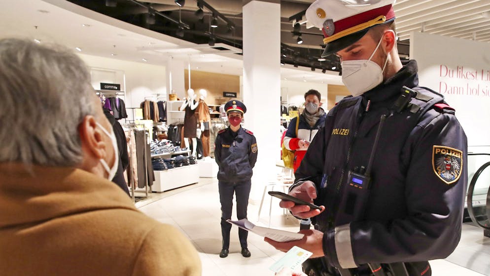 ABD0068_20220111 - VILLACH - Austria: TO APA0360 OF 11.1.2022 - Carinthian Police 2G control on shopping in the shopping center on Tuesday 11 January 2022 