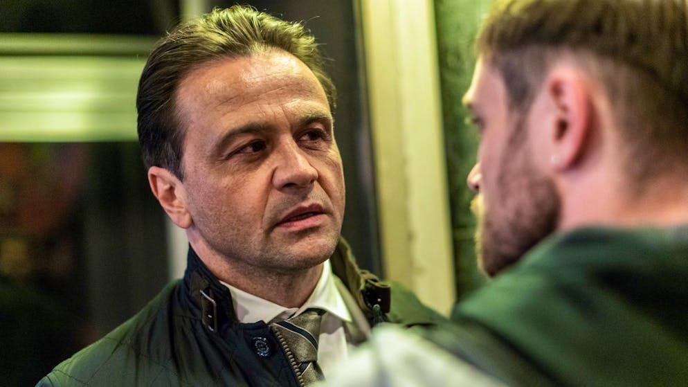 Gibt es tatsächlich völlig unbekannte Tiere und Gifte?. Welche Ziele verfolgt der undurchsichtige Dr. Jens Modall (Michael Rotschopf, links)? Der Verdächtige Dennis Weidmann (Adrian Julius Tillmann) scheint jedenfalls zu wissen, was er von dem Anwalt will ...