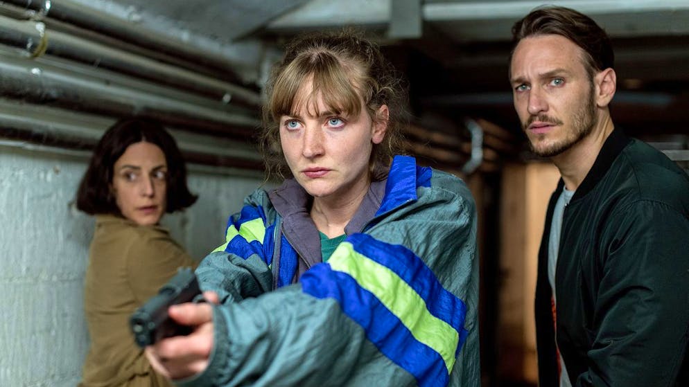 Gibt es tatsächlich völlig unbekannte Tiere und Gifte?. Dritter, deutlich weiblicherer Saarland-«Tatort» mit dem neuen Team (von links): Esther Baumann (Brigitte Urhausen), Pia Heinrich (Ines Marie Westernströer) und Leo Hölzer (Vladimir Burlakov) müssen gleich zwei Fälle lösen. Einer betrifft ihren flüchtigen Kollegen Adam Schürk (Daniel Strasser).