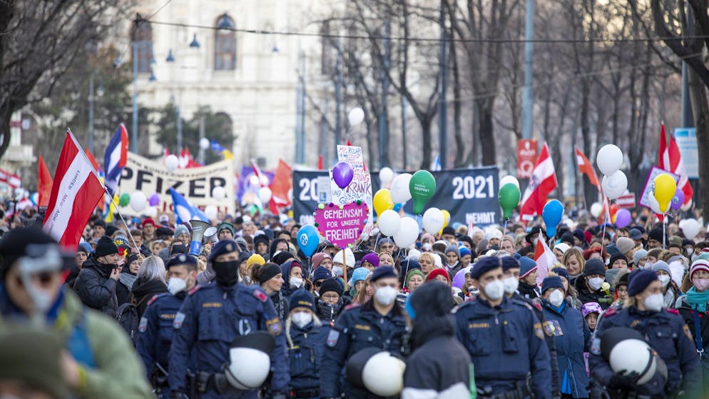 ABD0221_20220115 - Vienna - Austria: Demonstration against corona activities on Saturday, January 15, 2022 in Vienna. - Photo: APA / Tobias Steinmarler