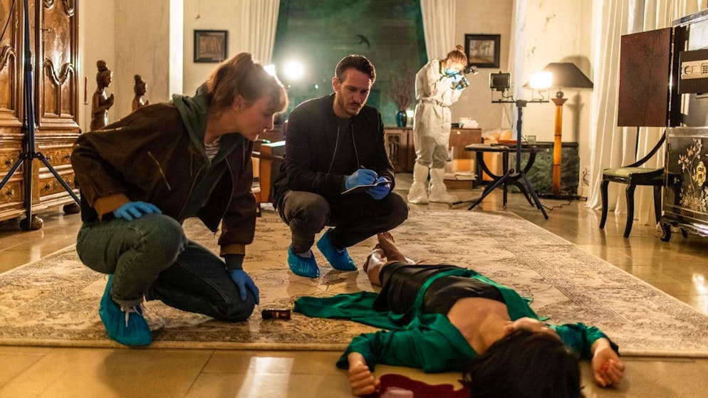 Gibt es tatsächlich völlig unbekannte Tiere und Gifte?. Leo Hölzer (Vladimir Burlakov) und Pia Heinrich (Ines Marie Westernströer) untersuchen den Tatort: Eine junge Frau ist in ihrem Haus getötet worden.