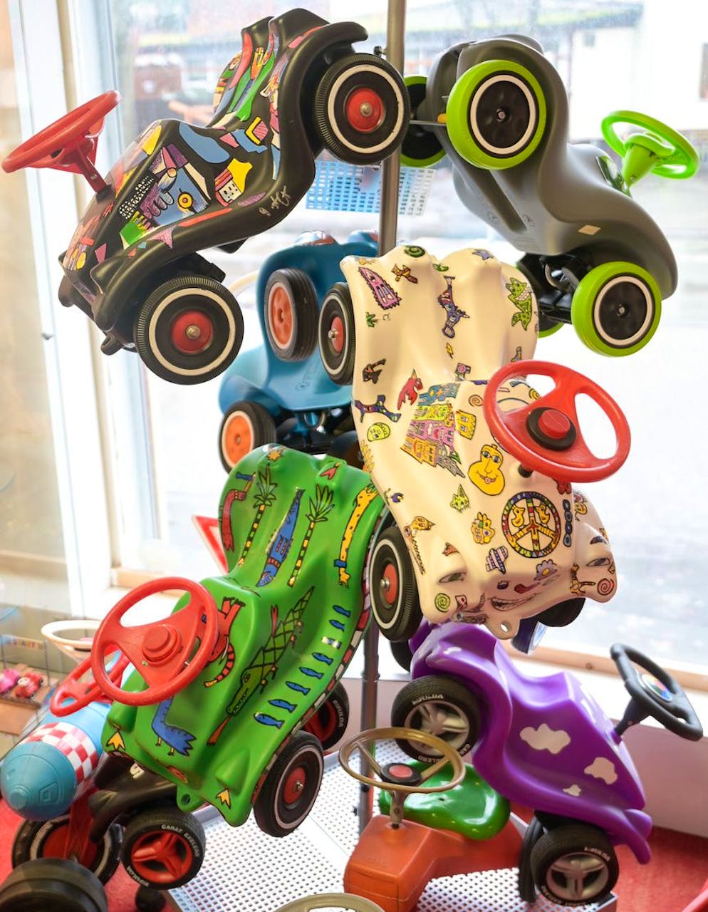 04.01.2022, Hessen, Braunfels: Bobby-Cars stehen in Holger Späths privatem Bobby-Car-Museum. Der Hesse sammelt alles rund um das legendäre Plastikauto. Mehr als 300 Exponate hat er in seinem eigenen Bobby-Car-Museum in Braunfels versammelt. Vor 50 Jahren wurde das Bobby-Car erstmals auf der Spielwarenmesse in Nürnberg vorgestellt. Seitdem hat es Garagen, Kinderzimmer und so manche Rennpiste erobert. (zu dpa