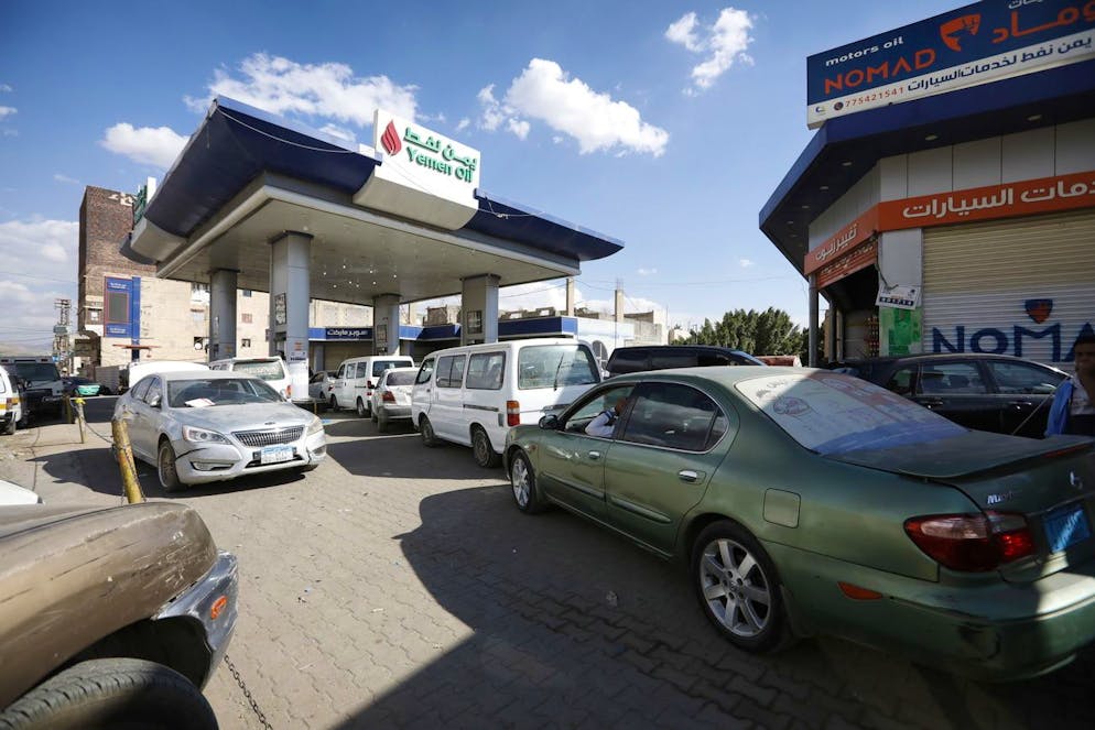 Des conducteurs yéménites attendent de faire le plein de leurs véhicules dans une station-service au milieu d'une grave pénurie de carburant à Sana'a, au Yémen, le 17 janvier 2022.