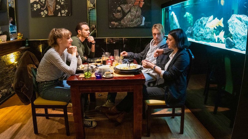 Gibt es tatsächlich völlig unbekannte Tiere und Gifte?. Entspannte Zusammenkunft zu Filmbeginn im asiatischen Restaurant – bevor es für die Saarbrücker Ermittelnden im «Tatort: Das Herz der Schlange» ziemlich ungemütlich wird. Von links: Pia Heinrich (Ines Marie Westernströer), Leo Hölzer (Vladimir Burlakov), Adam Schürk (Daniel Strässer) und Esther Baumann (Brigitte Urhausen).