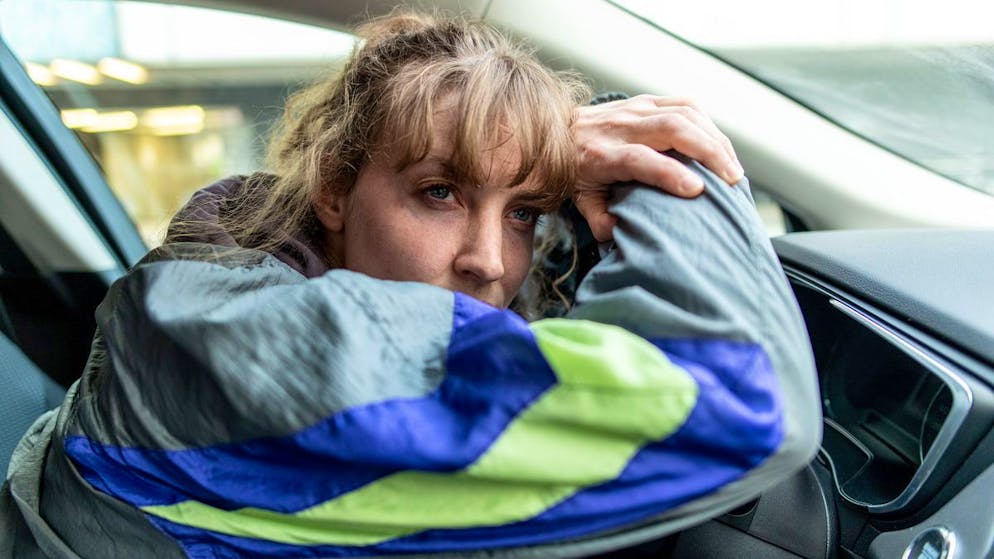 Gibt es tatsächlich völlig unbekannte Tiere und Gifte?. Übernächtigt auf Posten: Pia Heinrich (Ines Marie Westernströer) bringt eine Observierung ans Ende ihrer Kräfte.