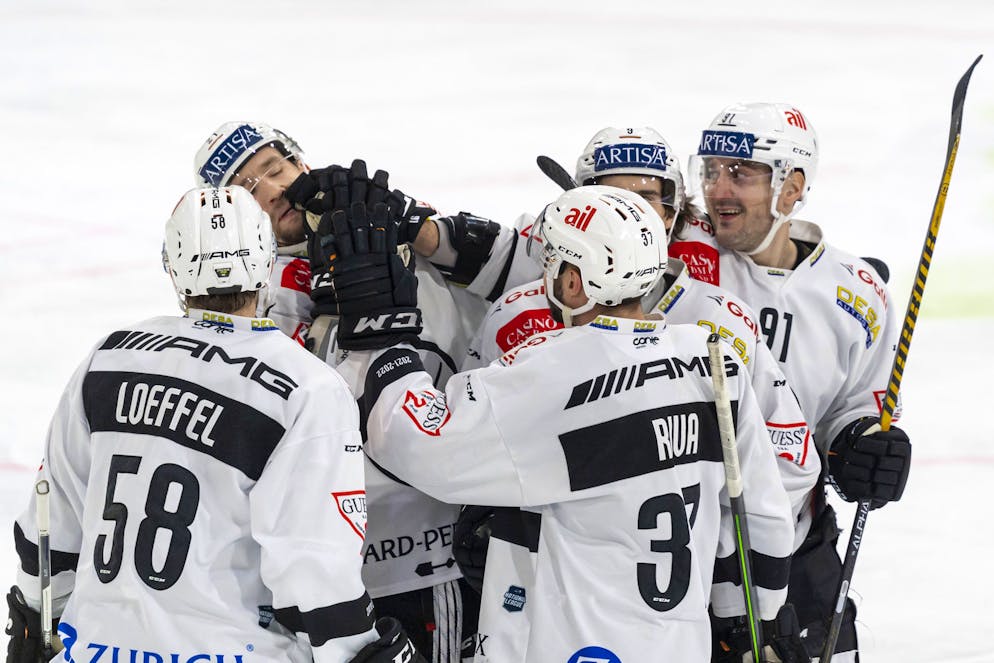 Luganos Spieler jubeln beim Eishockey-Qualifikationsspiel der National League zwischen dem HC Ajoie und dem HC Lugano in der Raiffeisen Arena in Porrentruy, am Dienstag, 18. Januar 2022. (KEYSTONE/Georgios Kefalas)