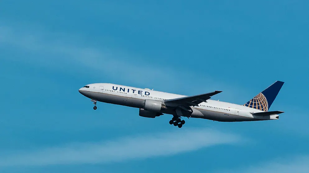 Ein Flugzeug der United Airlines musste zuerst zwischenlanden und letztlich den Flug canceln.