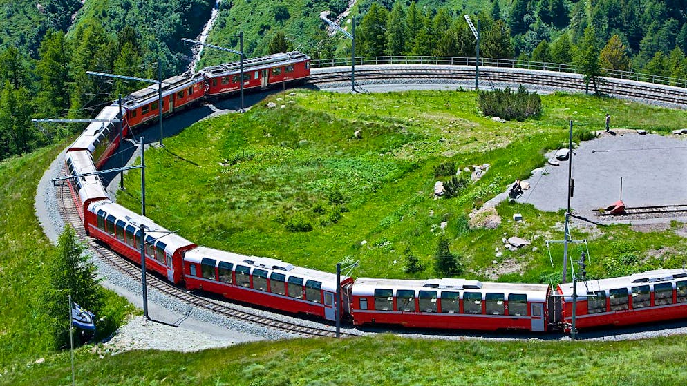 La Ferrovia Retica, con il suo ultra centenario Trenino rosso, rappresenta un veicolo fondamentale per il turismo della Valposchiavo. (foto d'archivio)
