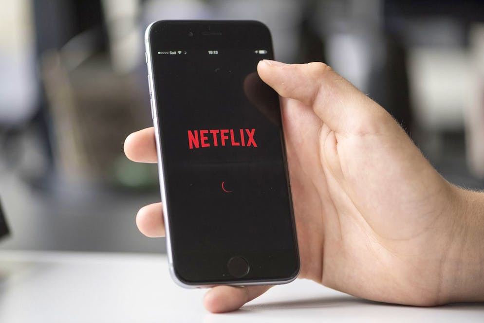 The app of the on-demand internet streaming provider Netflix on a smart phone photographed in Zurich, Switzerland, on November 13, 2015. (KEYSTONE/Christian Beutler)
Die App des on-Demand Internet Streaming Dienstes Netflix auf einem Smartphone, aufgenommen am 13. November 2015 in Zuerich. (KEYSTONE/Christian Beutler)
