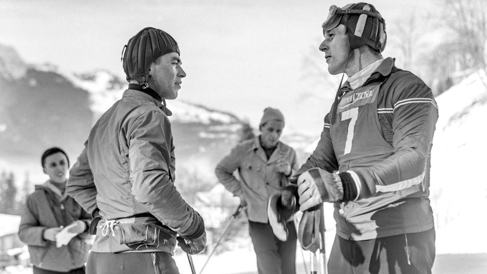 Karl Schranz, links, im Januar 1961 im Gespraech mit Willi Forrer, rechts, bei den Lauberhornrennen in Wengen. Erstmals ist der Sturzhelm in Wengen obligatorisch. (KEYSTONE/PHOTOPRESS-ARCHIV/Str)