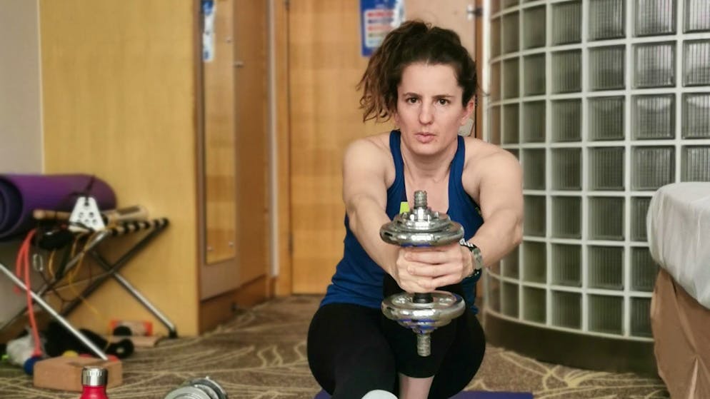 Patrizia Kummer hat die Hanteln aufs Zimmer geliefert bekommen.