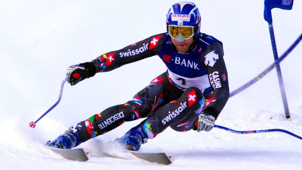 Didier Defago of Switzerland speeds down to the course to take fourth place in the Alpine Ski World Cup Super G in Kvitfjell, Norway, Sunday March 4, 2001. (KEYSTONE/AP photo/Alessandro Trovati) === ELECTRONIC IMAGE ===