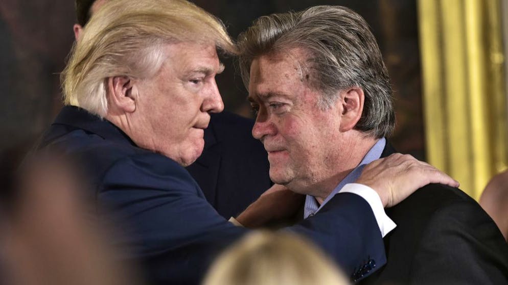 Steve Bannon (r.) hat Donald Trump ewige Treue geschworen.
