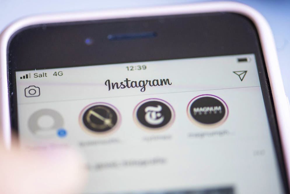 Die App des Foto- und Video-Sharing Dienstes Instagram wird auf einem Smartphone benutzt, aufgenommen am 31. Juli 2020 in Zuerich. (KEYSTONE/Christian Beutler)