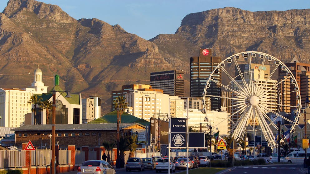 The downtown of Cape Town, South Africa, seen in front of the Table Mountain, pictured on July 1, 2010. (KEYSTONE/Peter Klaunzer)