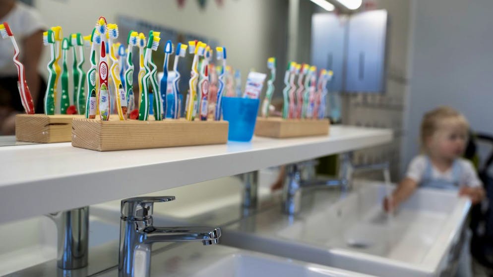 Kinderzahnbuersten im Sanitaerbereich der Kita 6a der Stiftung GFZ, aufgenommen am 9. Juli 2020 in Zuerich. Die Kita 6a der Stiftung GFZ wird in Zusammenarbeit mit der Baugenossenschaft Frohheim Zuerich (BGF) gefuehrt. (KEYSTONE/Gaetan Bally)