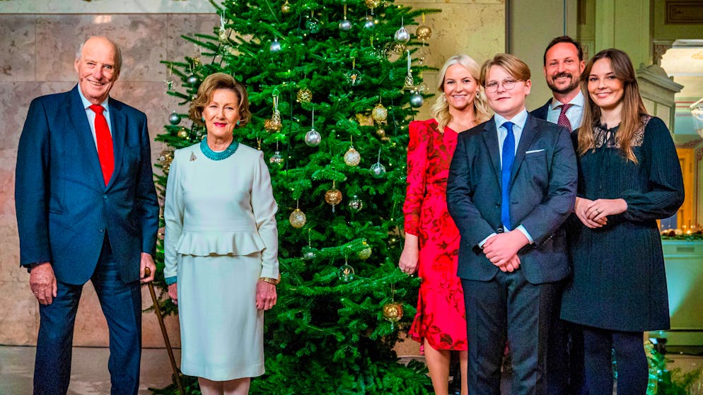 The Norwegian royal family poses for Christmas photograph in the Royal Palace in Oslo, on December 15, 2020 as King Harald V of Norway (1st L) and Queen Sonja of Norway (2nd L) stand one meter away from Crown Princess Mette-Marit of Norway (4th R), Prince Sverre Magnus of Norway (3rd R), Crown Prince Haakon of Norway (2nd R) and Princess Ingrid Alexandra of Norway (1st R). (Photo by Håkon Mosvold Larsen / NTB / AFP) / Norway OUT (Photo by HAKON MOSVOLD LARSEN/NTB/AFP via Getty Images)