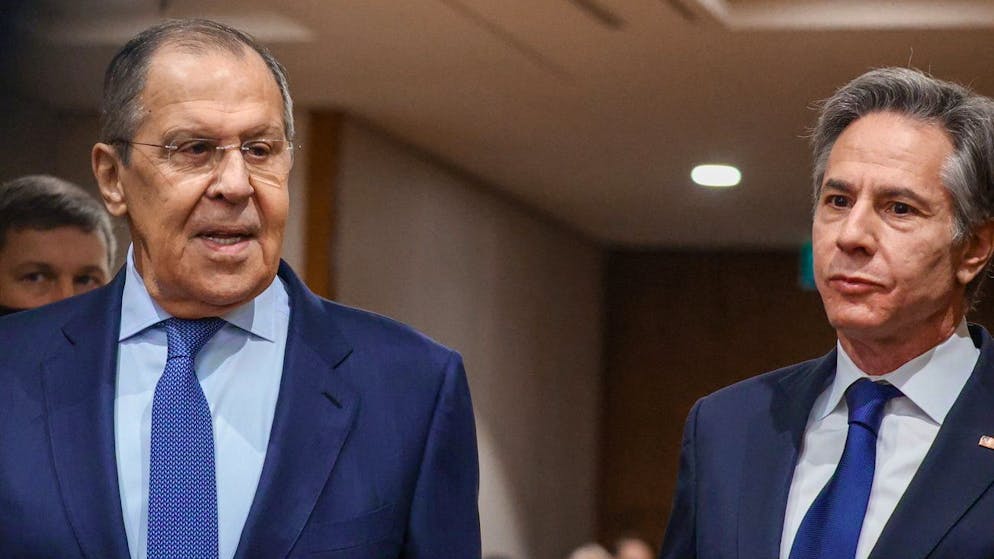 epa09699663 A handout photo made available by the press service of the Russian Foreign Affairs Ministry shows US Secretary of State Antony Blinken (R) and Russian Foreign Minister Sergei Lavrov (L) arriving for bilateral talks on soaring tensions over Ukraine, in Geneva, Switzerland, 21 January 2022. EPA/RUSSIAN FOREIGN AFFAIRS MINISTRY / HANDOUT MANDATORY CREDIT / HANDOUT EDITORIAL USE ONLY/NO SALES HANDOUT EDITORIAL USE ONLY/NO SALES