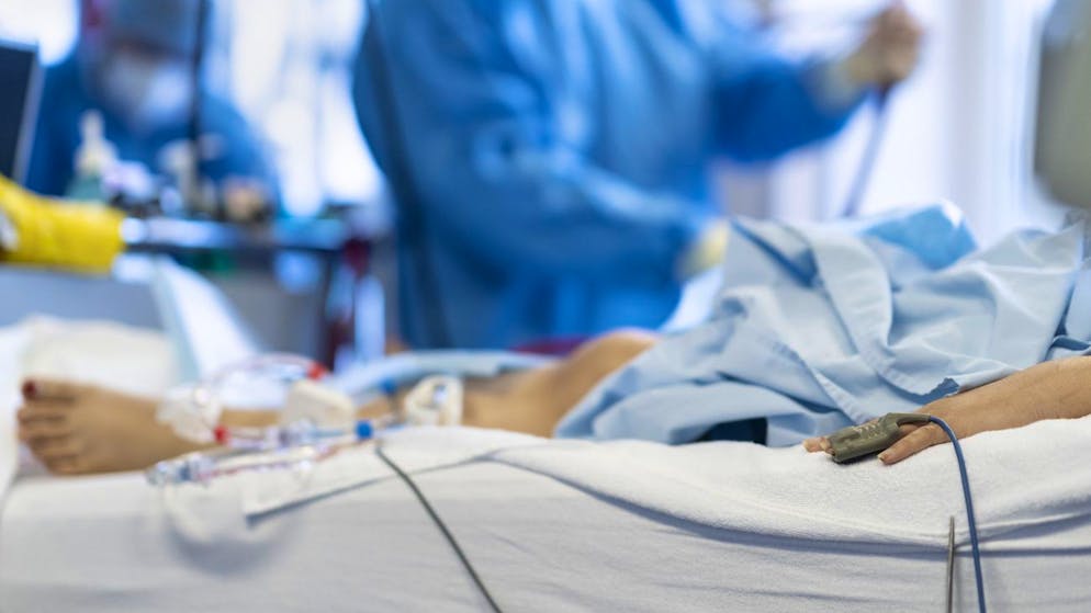 Aerzte und Pflegepersonal wechseln die Lungenersatz-Maschine (ECMO - extrakorporale Membranoxygenierung) eines Covid-Patienten auf der Covid-19-Intensivstation des Stadtspitals Zuerich, fotografiert am Mittwoch, 15. Dezember 2021, in Zuerich. Zum Zeitpunkt der Aufnahmen am Mittwoch, 15. Dezember 2021, befanden sich fuenf Patienten*innen auf der IPS des Stadtspitals Triemli. Vier Patient*innen wurden kuenstlich beatmet; drei der vier mit einer ECMO-Maschine. (KEYSTONE/Gaetan Bally)