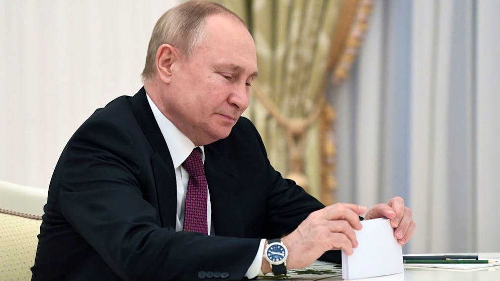 epa09695159 Russian President Vladimir Putin attends a meeting with Iranian President Ebrahim Raisi (not pictured) in the Kremlin in Moscow, Russia, 19 January 2022. EPA/PAVEL BEDNYAKOV / KREMLIN POOL / SPUTNIK MANDATORY CREDIT
