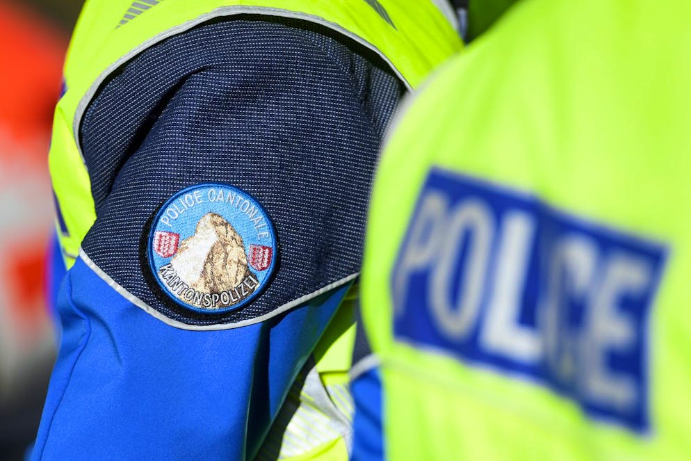 Un policier de la Police Cantonale Valaisanne photographie lors d'un controle routier lors de la presentation du renforcement des controles du trafic lourd (camion) ce lundi 16 novembre 2020 devant l'hospice du Col du Simplon. Depuis le 1er novembre 2020, la Police cantonale du canton du Valais a considerablement renforce ses controles poids lourds sur l'axe routier du Simplon afin d'y augmenter la securite routiere. (KEYSTONE/Laurent Gillieron)