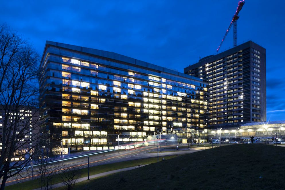 Nacht-Aussenansicht des Zuercher Stadtspitals Triemli, fotografiert am Dienstag, 4. Januar 2022 in Zuerich. (KEYSTONE/Gaetan Bally)