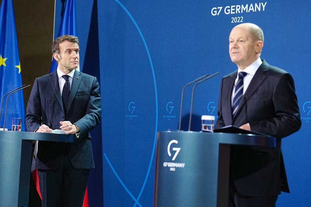 epa09708787 German Chancellor Olaf Scholz and French President Emmanuel Macron hold a joint press conference before their meeting in Berlin, Germany, 25 January 2022. The meeting will focus on the French EU Council Presidency and the German G7 Presidency, current international issues and bilateral relations. EPA/Kay Nietfeld / POOL