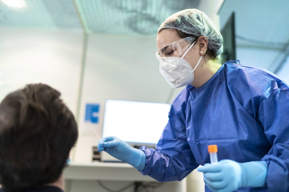 Medizinisches Personal macht einen Schnelltest im durch das Stadtspital Triemli und Waid im Auftrag der Gesundheitsdirektion Zuerich neu eroeffneten Testzentrum auf dem Kasernenareal am Montag, 9. November 2020, in Zuerich. (KEYSTONE/Gaetan Bally)