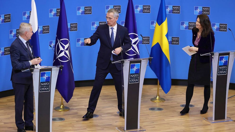 NATO Secretary General Jens Stoltenberg, center, greets Finland's Foreign Minister Pekka Haavisto, left, and Sweden's Foreign Minister Ann Linde, right, at the end of a media conference at NATO headquarters in Brussels, Monday, Jan.  24, 2022. (AP Photo / Olivier Matthys)