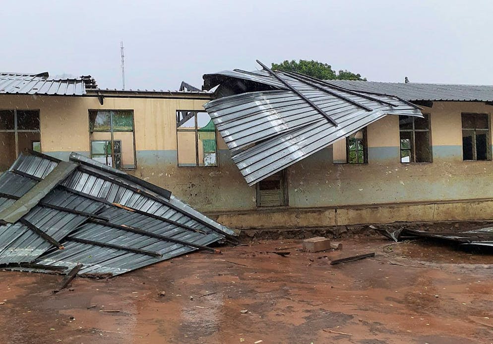 Une photo mise à disposition par la Fédération internationale des sociétés de la Croix-Rouge et du Croissant-Rouge (FICR) montre un toit soufflé d'un bâtiment scolaire à Angoche, au Mozambique, le 24 janvier 2022.