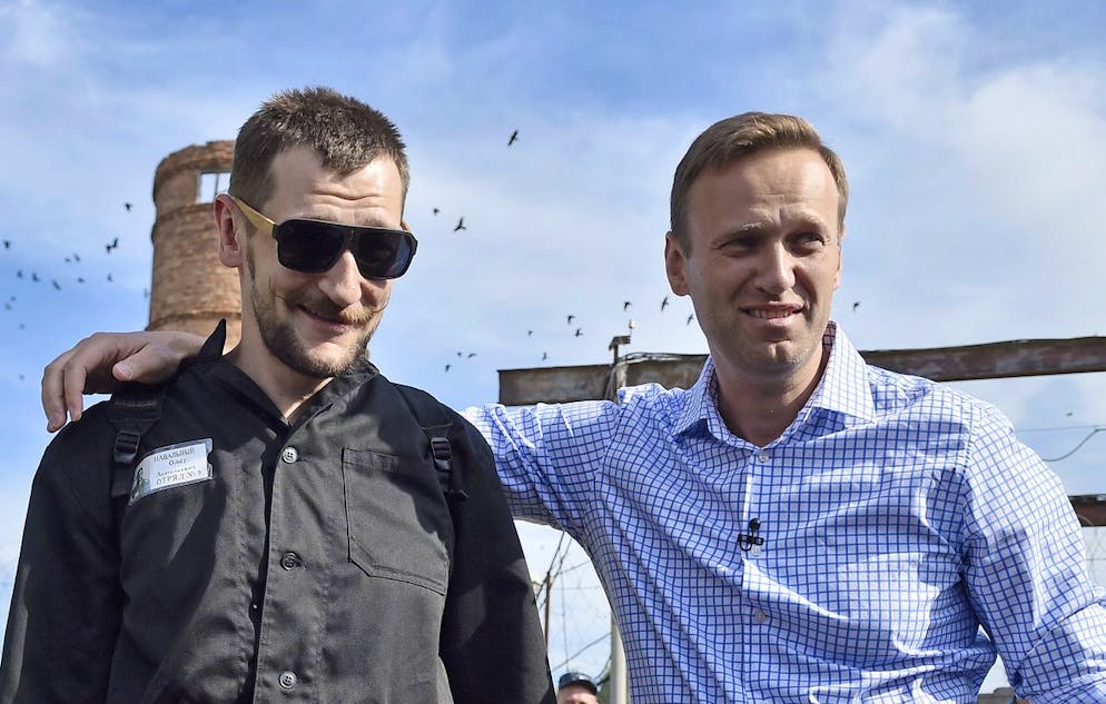 Dans cette photo d'archive prise le vendredi 29 juin 2018, le chef de l'opposition russe Alexei Navalny, à droite, pose pour une photo avec son frère Oleg Navalny, au centre, après la libération d'Oleg de la prison de Naryshkino, région d'Orel, à 380 kilomètres (237 miles) au sud de Moscou, en Russie.