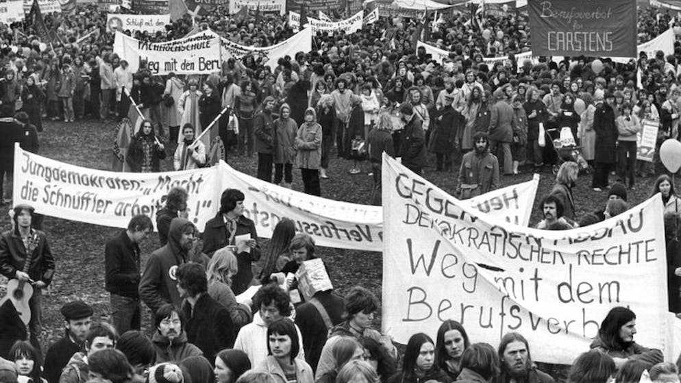 31.03.1979, Nordrhein-Westfalen, Bonn: Im Anschluß an einen Protestzug gegen Berufsverbote durch die Innenstadt, zur dem die Initiative