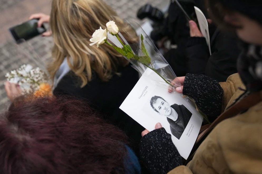 Des gens attendent devant l'église Saint-Eustache lors des funérailles de l'acteur français Gaspard Ulliel à Paris, le jeudi 27 janvier 2022.