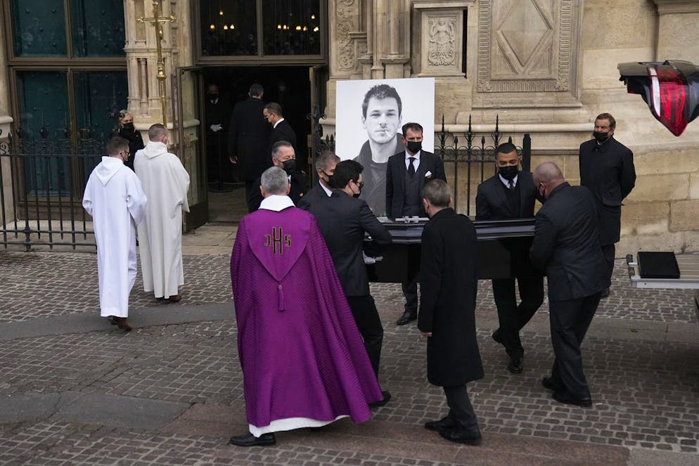 Des porteurs portent le cercueil de l'acteur français Gaspard Ulliel à l'église Saint-Eustache à Paris, le jeudi 27 janvier 2022.
