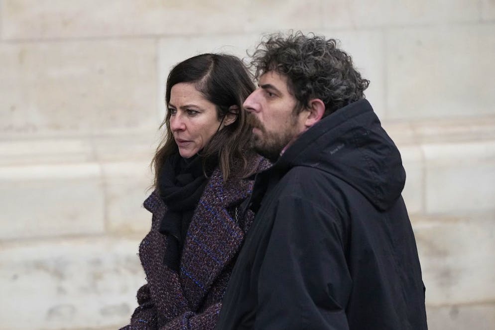 Les acteurs français Anna Mouglalis, à gauche, et Damien Bonnard arrivent à l'église Saint-Eustache.