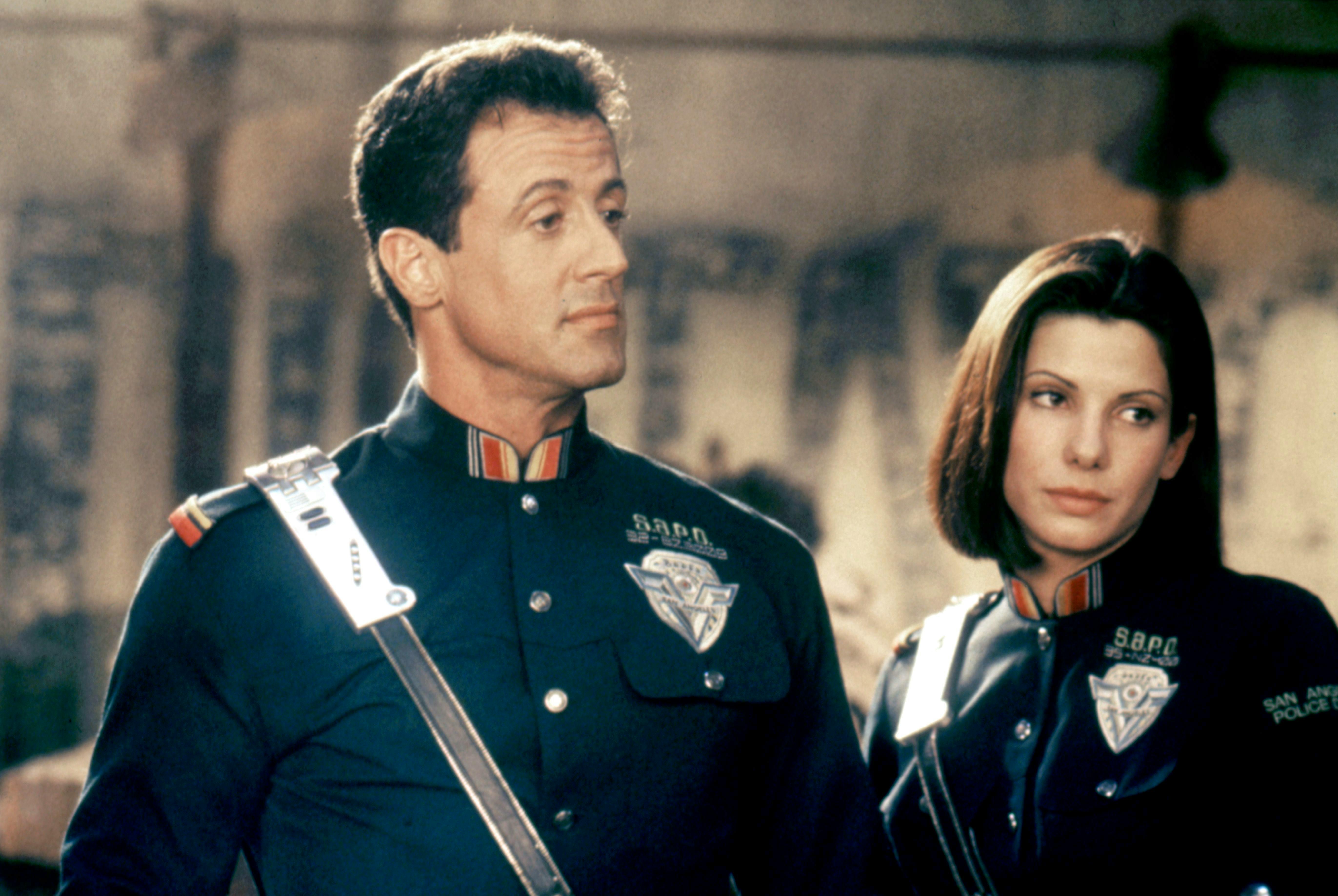 Lenina Huxley (Sandra Bullock) versucht, so gut es geht, John Spartan an die Zukunft zu gewöhnen<demolition man="">. </demolition>