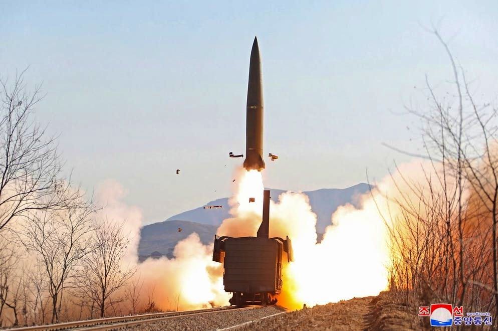 Una foto pubblicata dalla Central News Agency (KCNA) ufficiale della Corea del Nord mostra un missile lanciato da una ferrovia durante un'esercitazione di lancio di un reggimento di missili ferroviari tenutasi nella provincia di Pyonang settentrionale, Korea du Nord, il 14 gennaio 2022. (archivi)