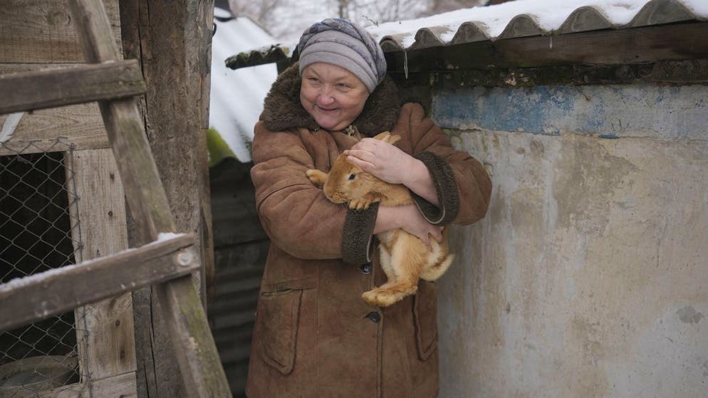 Olga ist eine von nur 16 Bewohnern, die einem Dorf nahe der Frontlinie in der Region Luhansk erhalten geblieben sind. Das Bild zeigt die Ukrainerin am 28. Januar.