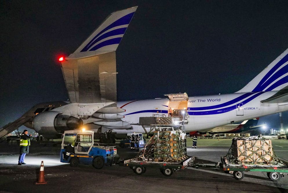 Ein Flugzeug mit Material aus den USA wird am 25. Januar in Kiew entladen. Washington stellt weitere Hilfen in Aussicht.