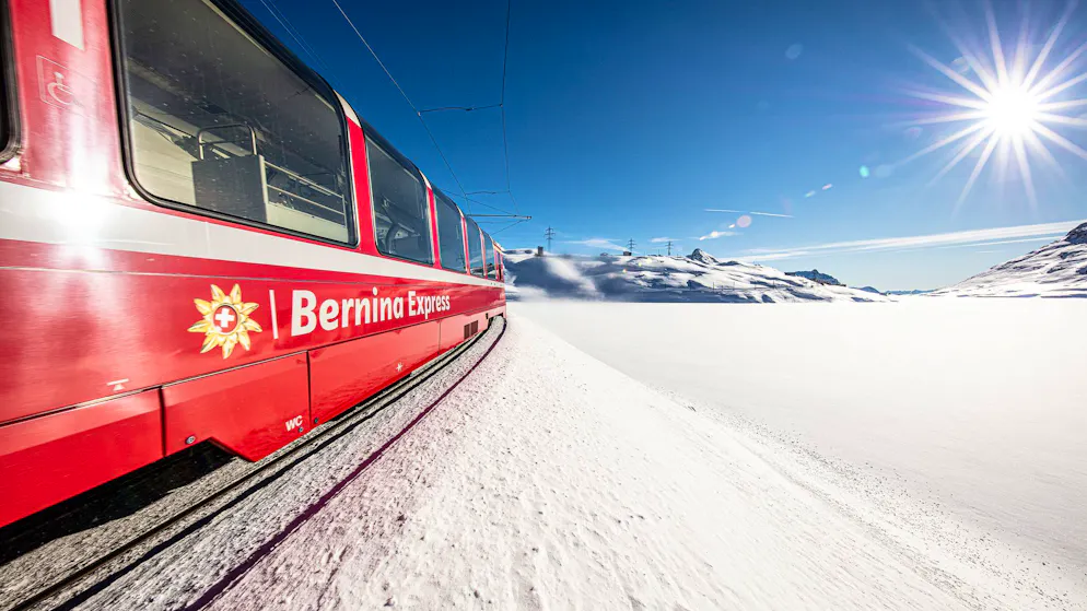 Wintermärchen auf Schienen. Eine der schönsten Zugstrecken Europas führt durch die Schweiz